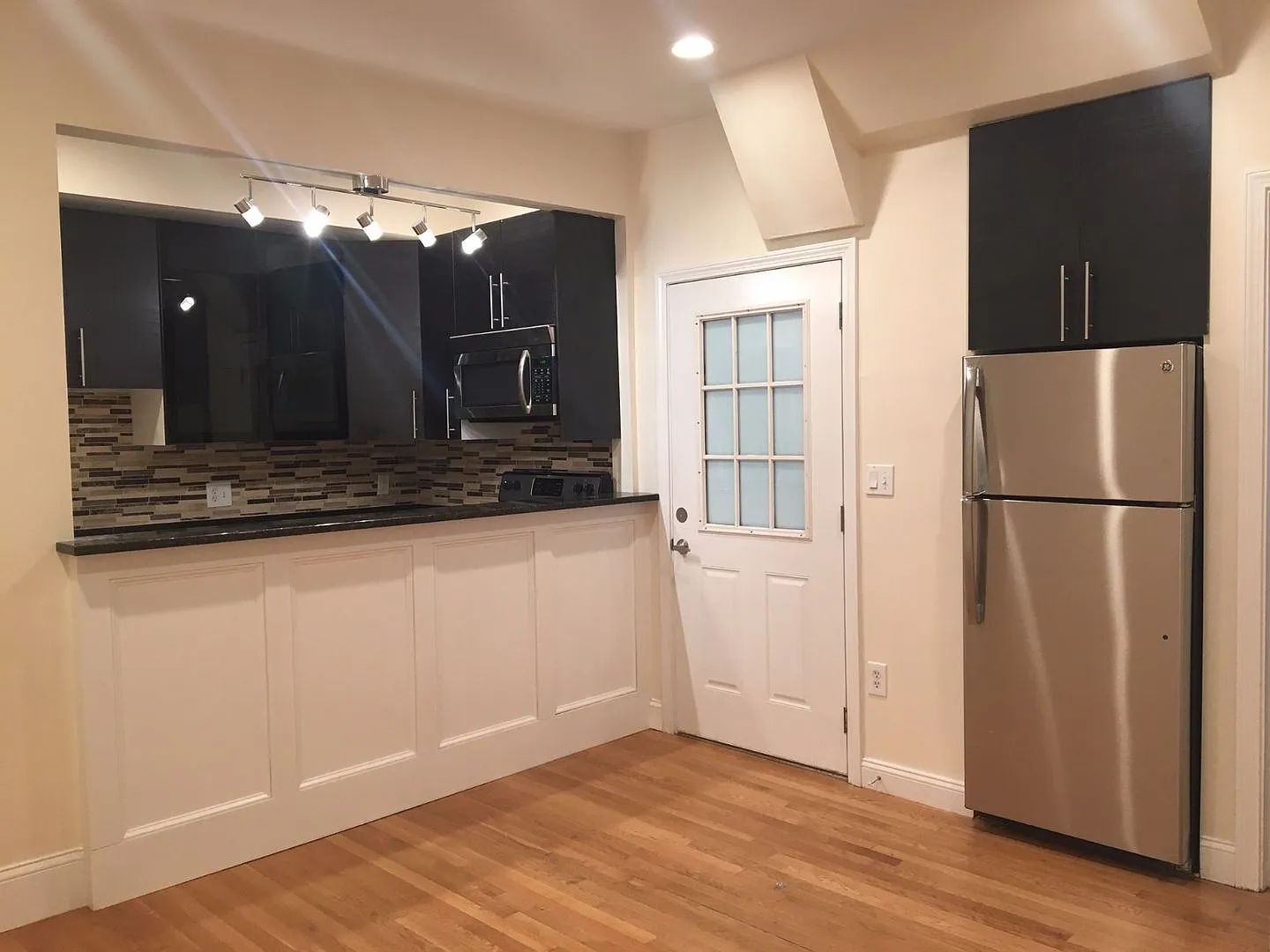 No brokers Fee, Central heat, Laundry on a Site, Parking for Rent, Steps from the T Stop — Photo 4