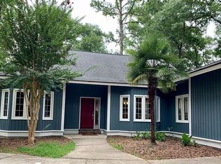 2 Willoughby Ln, Savannah, GA 31411