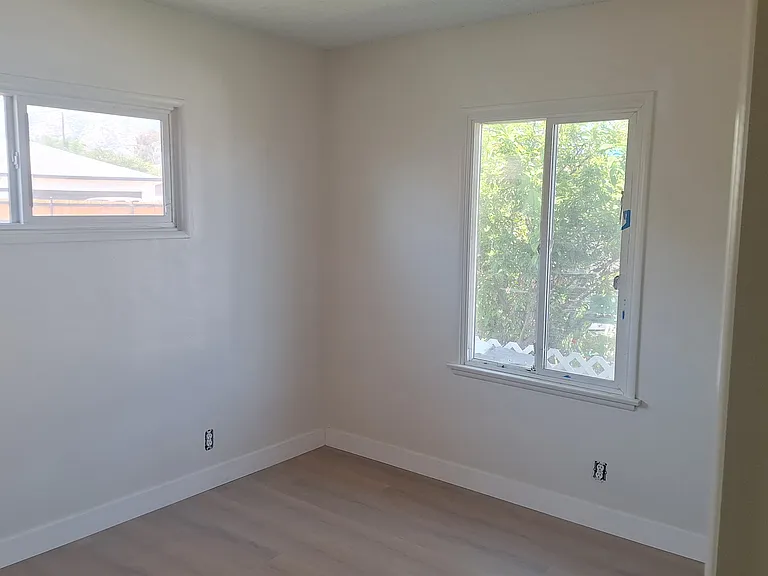 420 N Alameda Ave — Photo 3