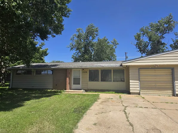1228 Crescent Dr, Salina, KS 67401
