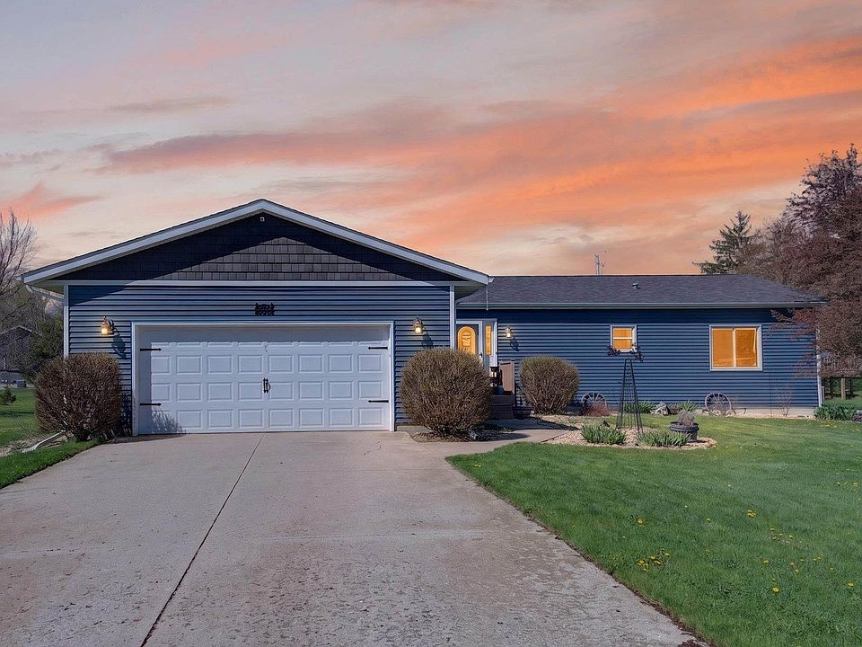 1st image of 688 Bliven Rd
