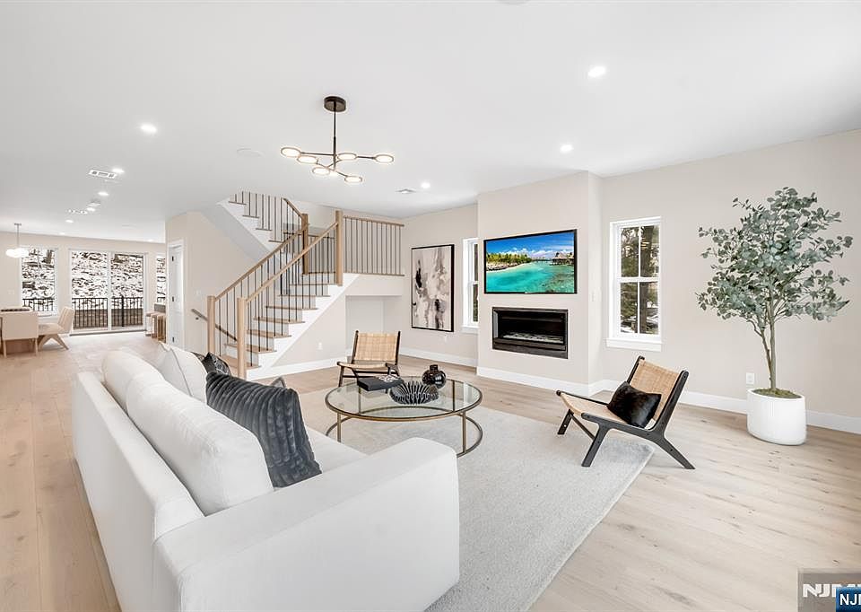 1st image of 188 Broadway Suite 1