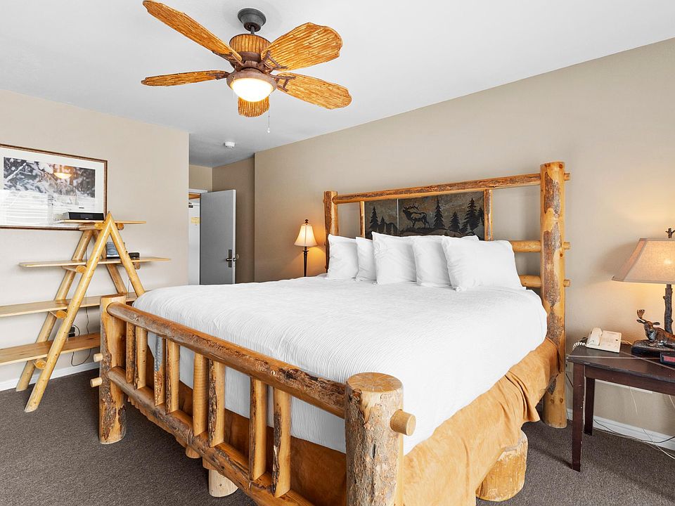 Bedroom with 1 King Bed