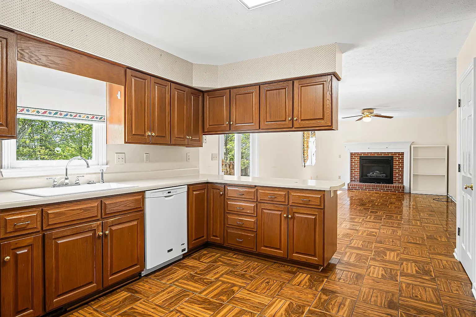 4 bed, 2.5 bath, 2048 sqft, $3,500 — Photo 3