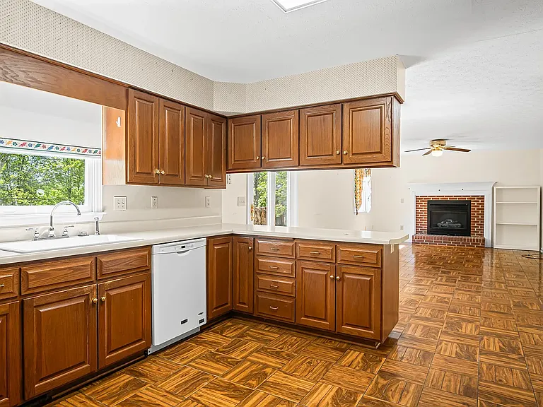 305 Seminole Dr — Photo 3
