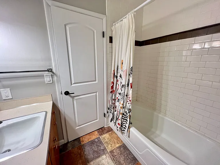 2539 Howard Ave — Photo 11