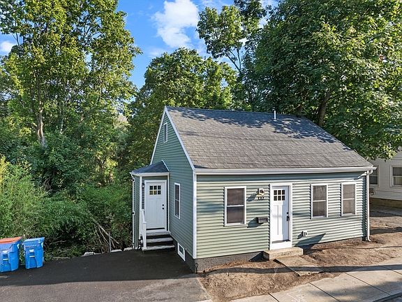 4th image of 132 Summer St