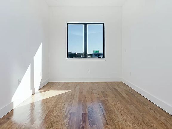 5th image of 142 Manhattan Ave #4B