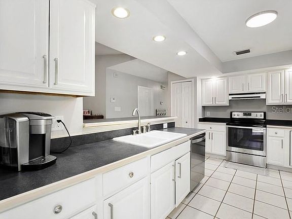 4th image of 320 Ringwood Cir