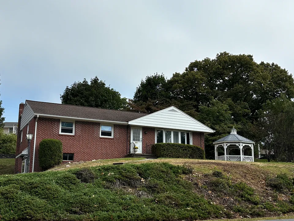 657 Main St