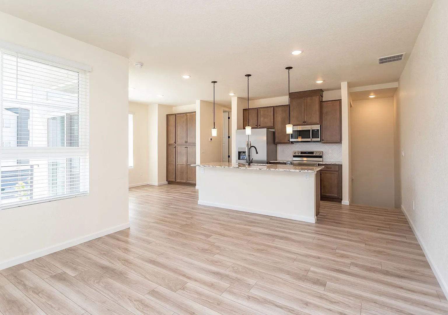 Lovely 2 bedroom, 2.5 bath townhome!! — Photo 3