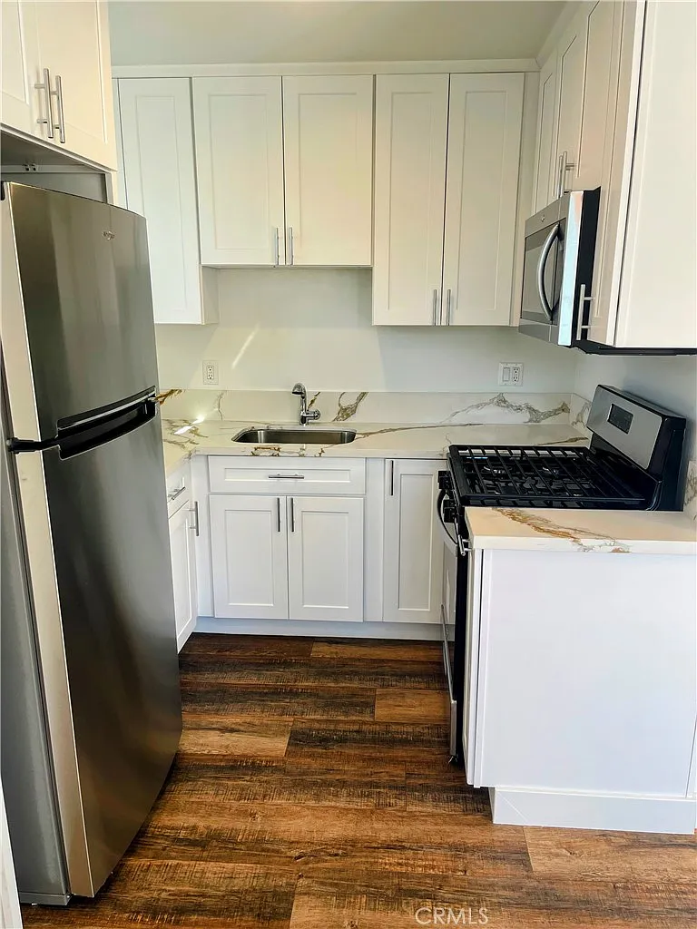 1 bed, 450 sqft, $1,900 — Photo 3