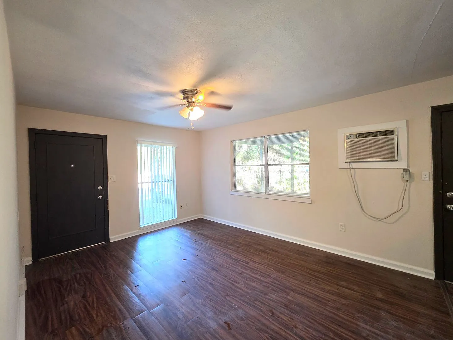 3BR/1.5BA on large lot with covered parking and neighborhood park — Photo 4
