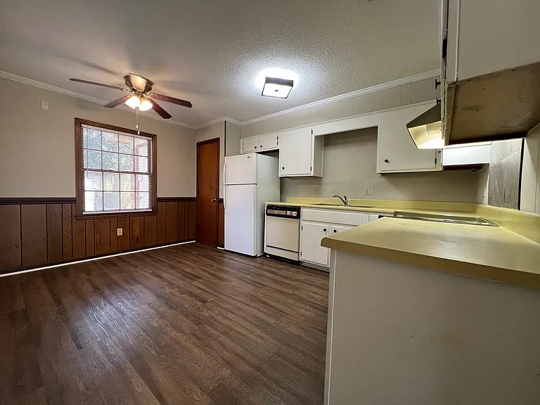 210 Henderson St #B — Photo 3