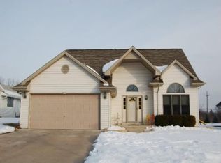 6836 S Crane Dr, Oak Creek, WI 53154