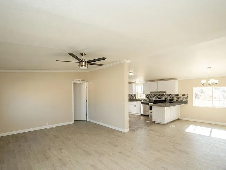 521 W Shady Ln — Photo 3
