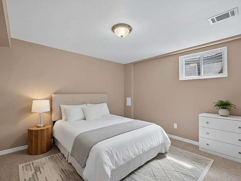 Basement bedroom (non-conforming)