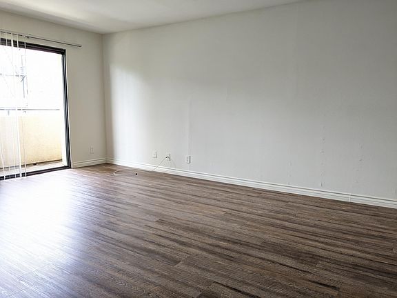 3rd image of 326 S Manhattan Pl #101