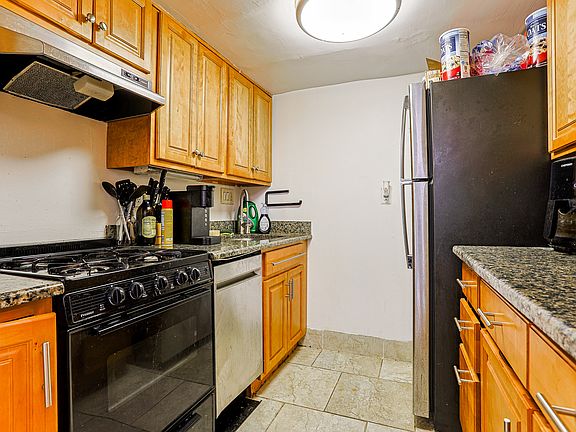 2nd image of 2215 Green St APT A2