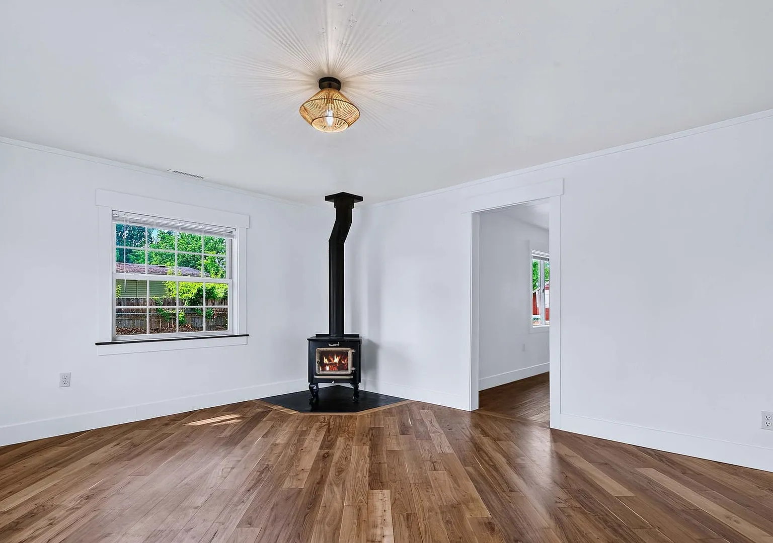 Cute 3 Bed / 1 Bath Country Home on Large Lot. — Photo 4