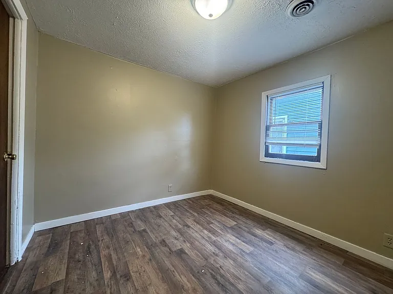 212 Depeyster St — Photo 8