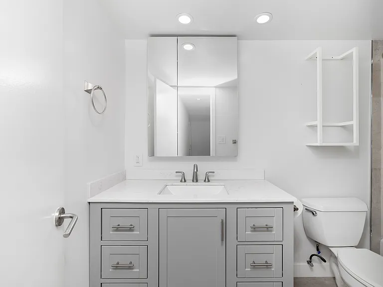 The Roscomare Apartments — Photo 17