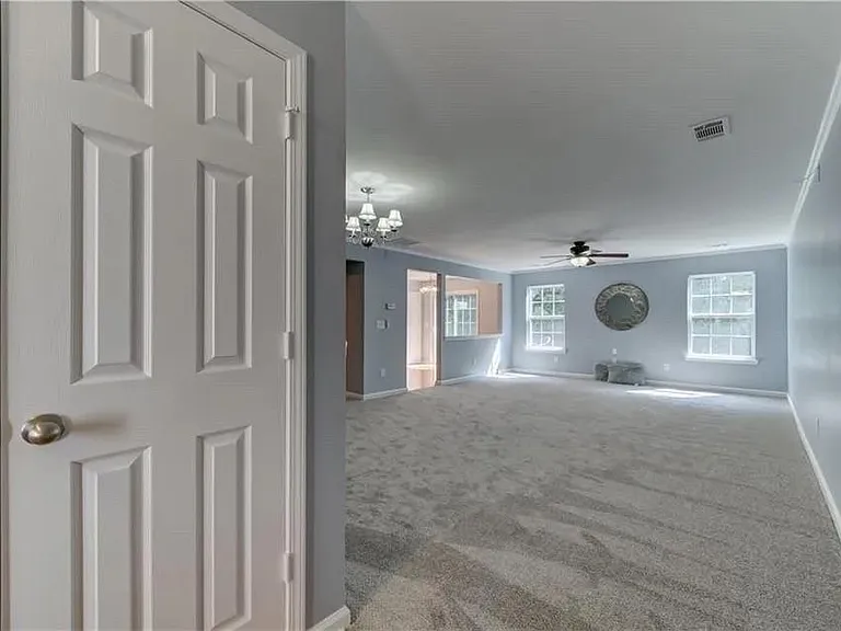 2820 Mayfair Dr — Photo 2