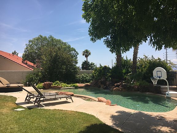 Pool/Spa w/Beach Entry
