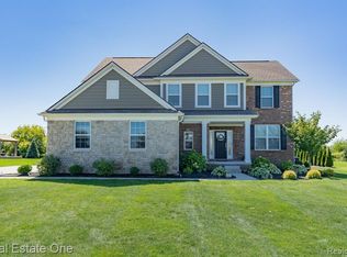 124 Oakland Crest Dr, Rochester, MI 48306