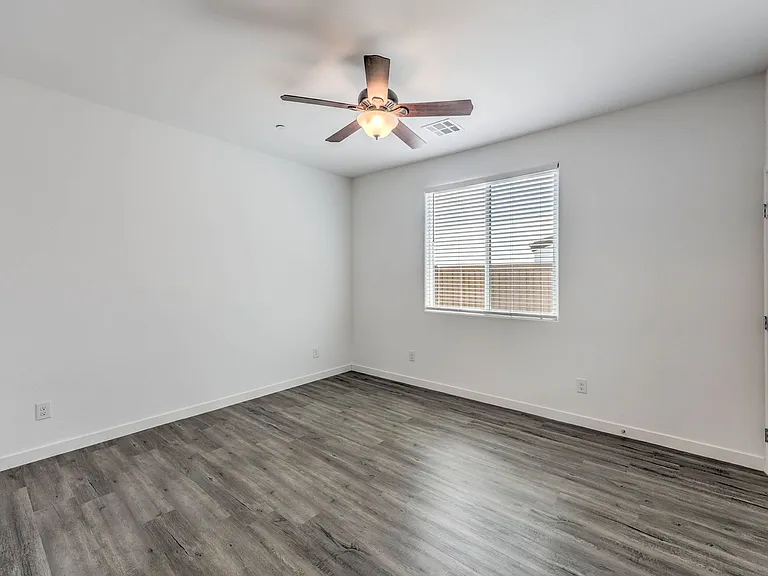 1535 Franklin Ln — Photo 14