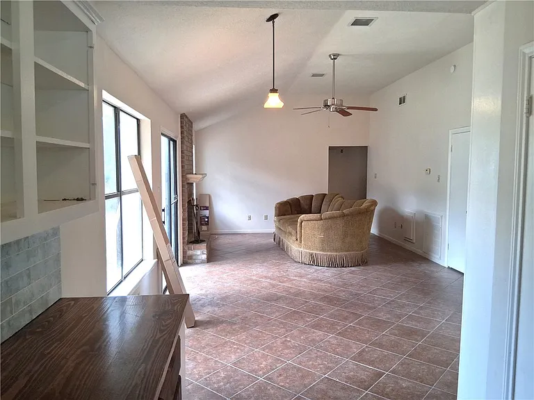 3303 Dallis Dr — Photo 8