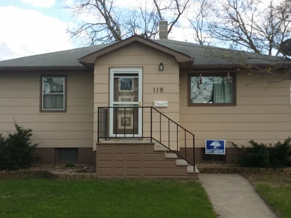 119 W 1st Ave, Flandreau, SD 57028