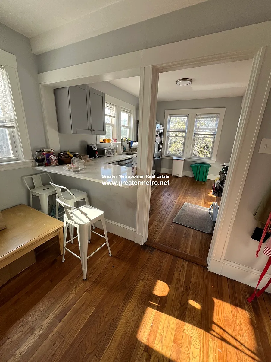 Building Photo - 874 E 4th St #2