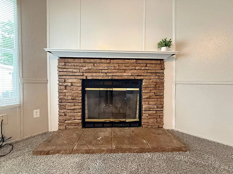2318 Charlotte Dr — Photo 6
