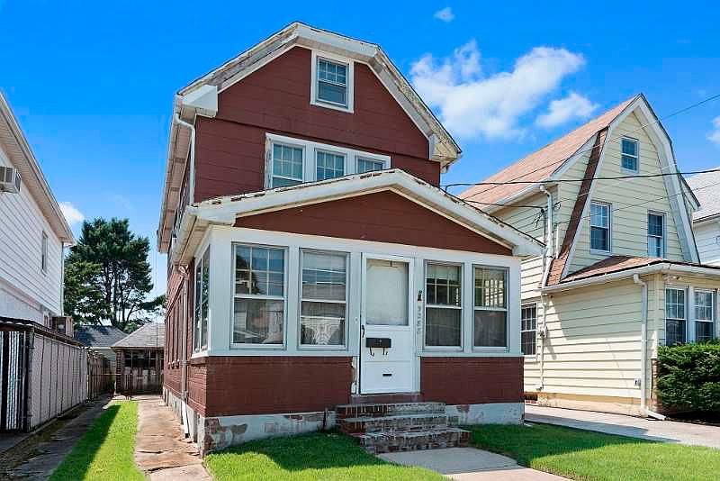 1st image of 9288 222nd St