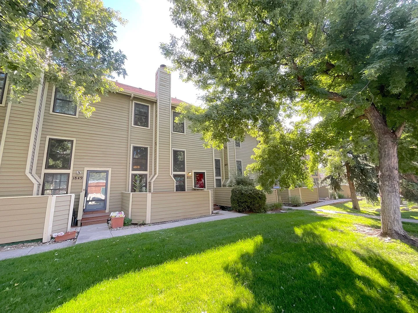 2 Bedroom Townhome Available Near W Cheyenne Blvd & S Nevada Ave — Photo 2