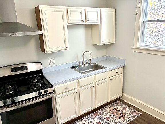 4th image of 399 Leverington Ave APT 1