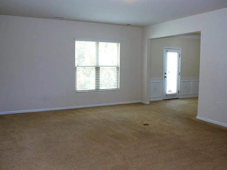 421 Chanson Dr — Photo 5