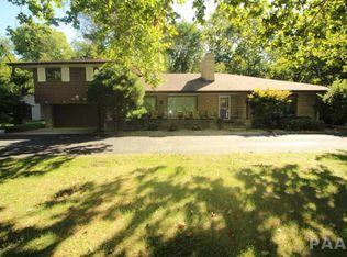 18 Rosewood Ln, Pekin, IL 61554