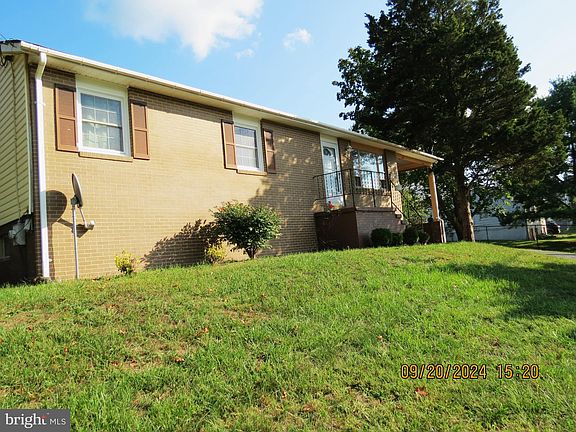 3rd image of 220 Village Ct