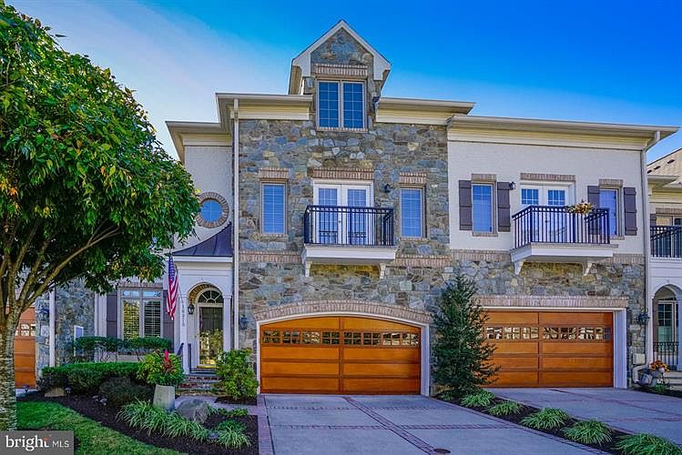 1st image of 18375 Fairway Oaks Sq