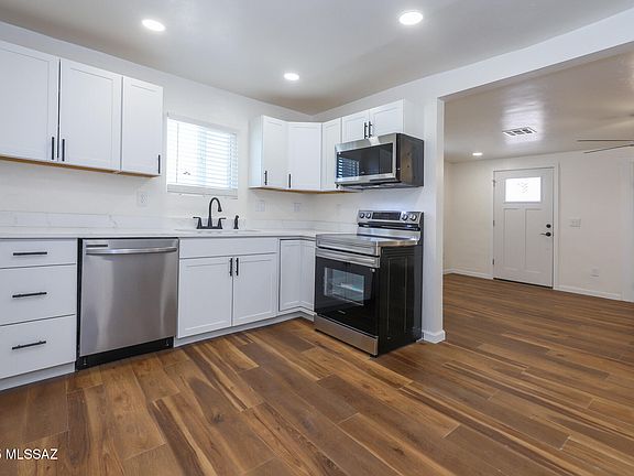 5th image of 213 E Blacklidge Dr