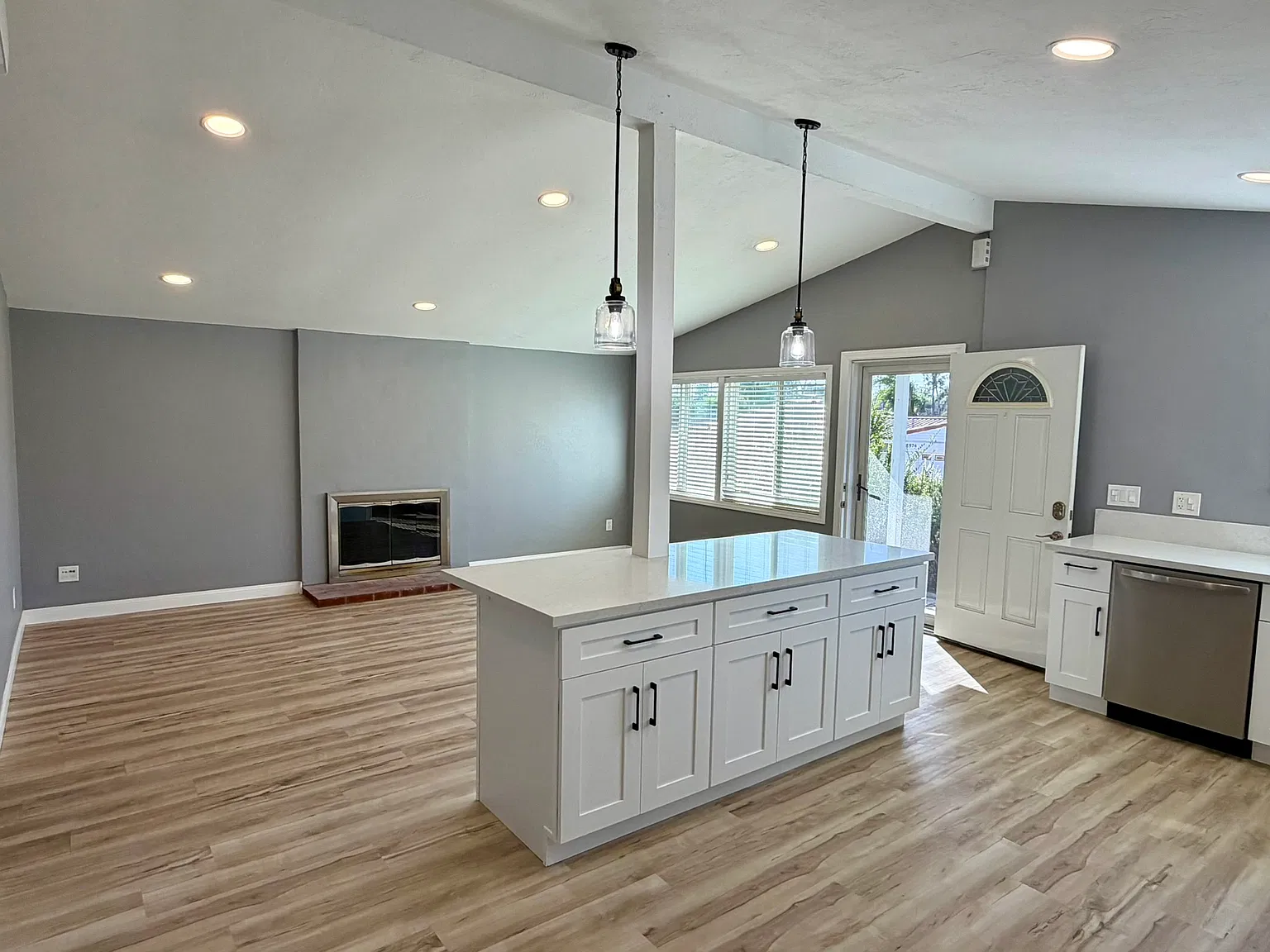 3 bed, 1000 sqft, $3,990 — Photo 2