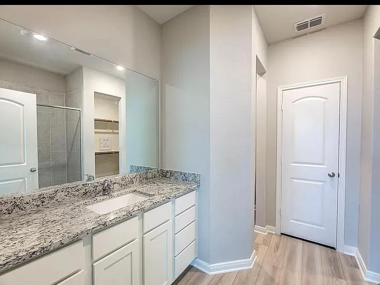 2020 Erlinda Dr — Photo 8
