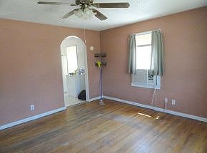 5th image of 906 W C Ave