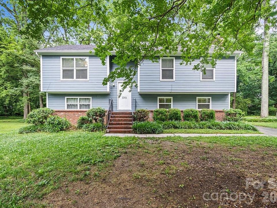 1st image of 7301 Park Vista Cres