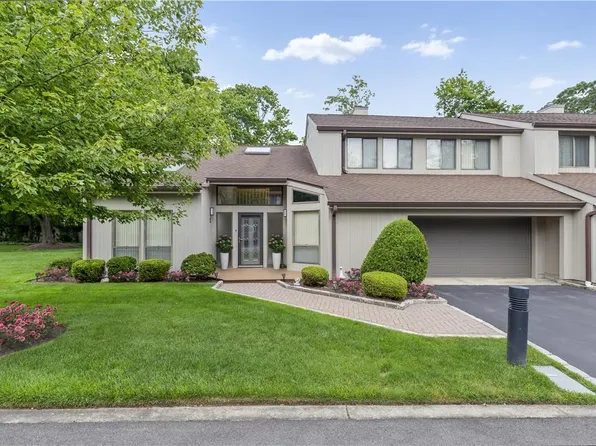 2 Southwood Court, Bay Shore, NY 11706