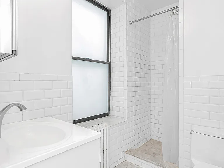318 E 11th St #15 — Photo 5