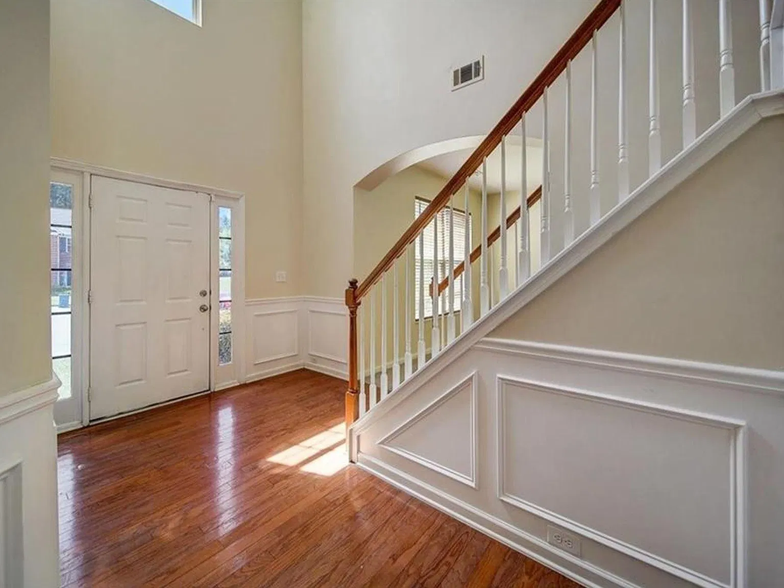 6 bed, 4057 sqft, $4,200 — Photo 3