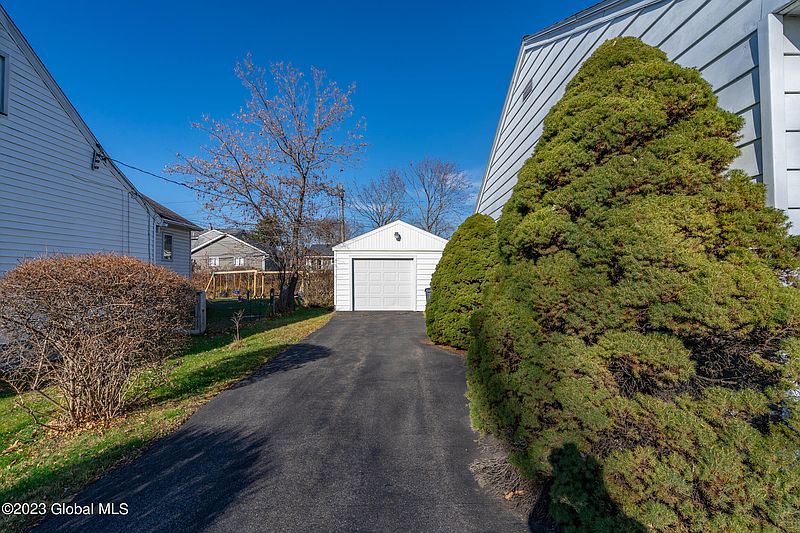 3rd image of 1 Dover Drive